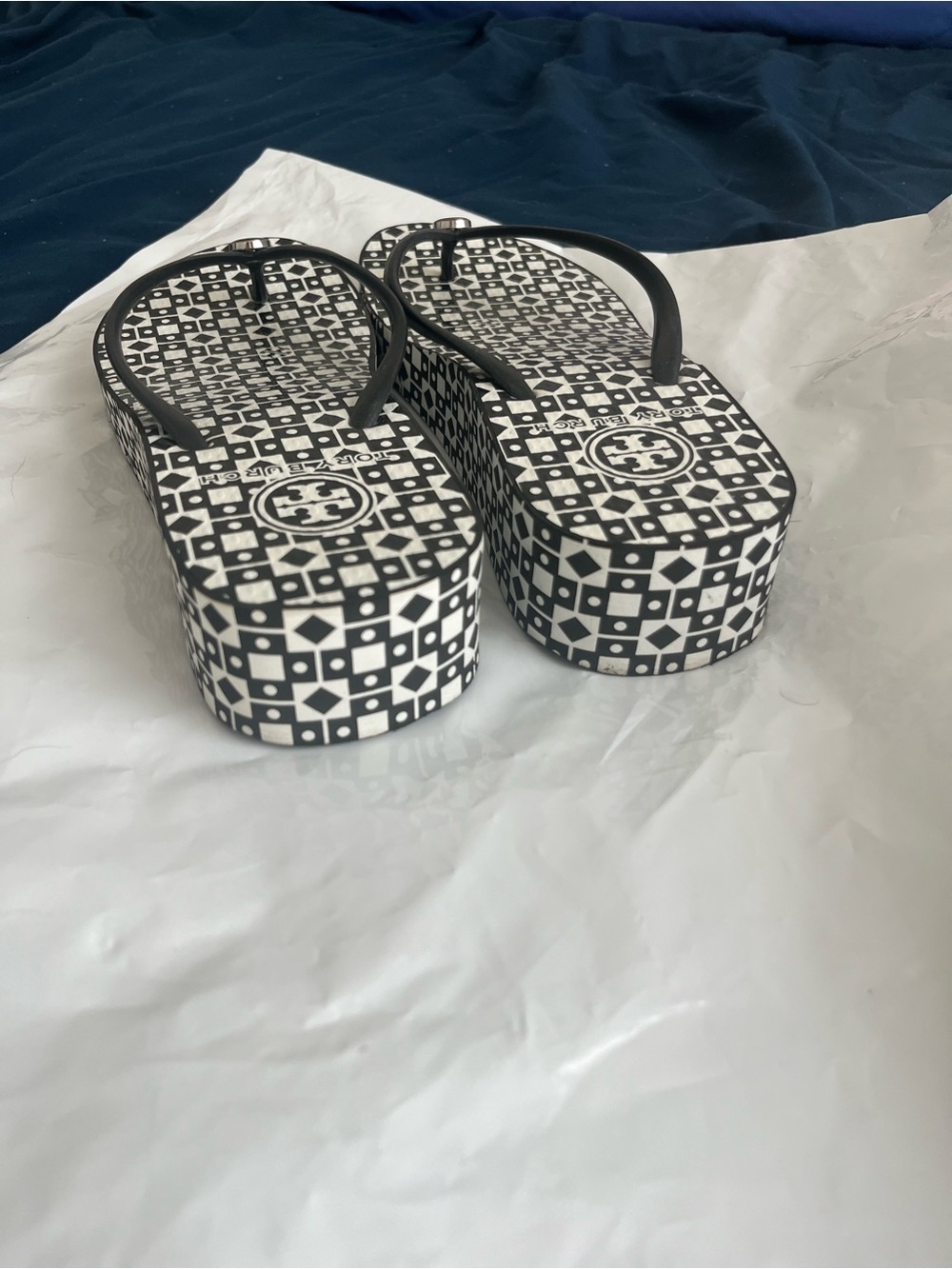 Tory Burch Black and White Geometric Flip Flop Sandals - Picture 4 of 6